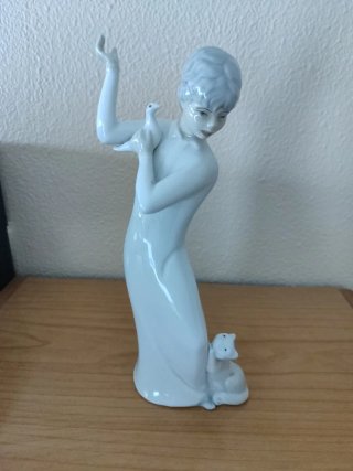 Figura porcelana niña con paloma y gato