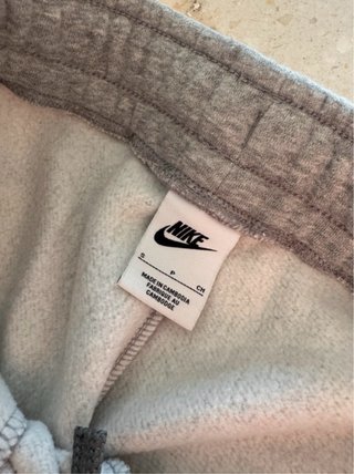 Pantalón chándal Nike gris y blanco