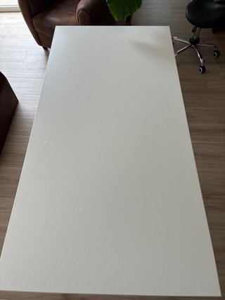 Mesa de estudio gris y blanca