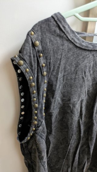 Camiseta sin mangas con tachuelas