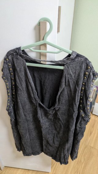 Camiseta sin mangas con tachuelas