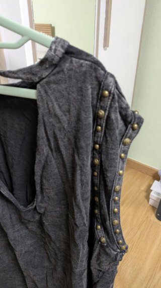 Camiseta sin mangas con tachuelas
