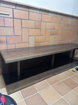 Mesa auxiliar de madera oscura