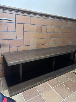 Mesa auxiliar de madera oscura