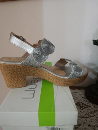 Sandalias plateadas con cuña
