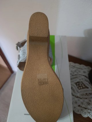 Sandalias plateadas con cuña