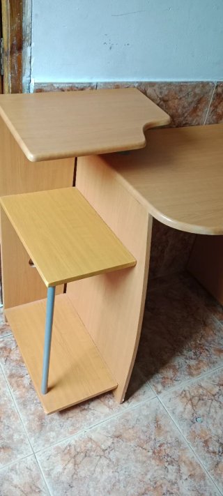 Escritorio madera cómo nuevo