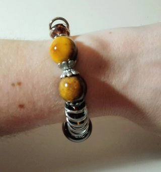 Pulsera elástica con abalorios marrones y plateado
