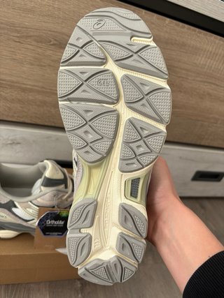 Zapatillas Asics grises y blancas
