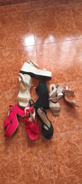 4 Pares Zapatos Talla 40/41 (2 Nuevos) 2 usd 1 vez