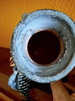 Jarrón decorativo de cerámica estilo rústico.