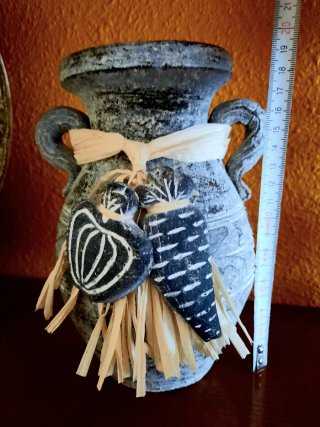 Jarrón decorativo de cerámica estilo rústico.