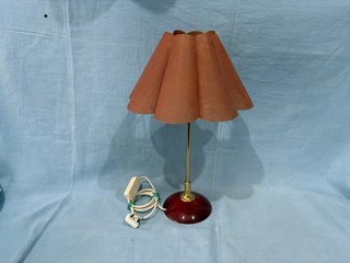 Lamparita de mesa metal dorada y base de madera