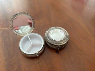 Portapillole in argento con specchio