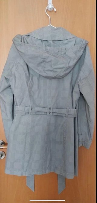 Gabardina gris con cinturón