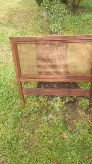 Cabecero de madera y ratán