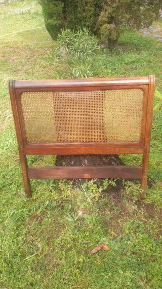 Cabecero de madera y ratán