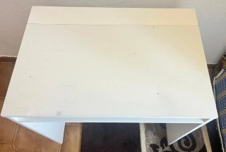 Escritorio blanco con tablero de corcho