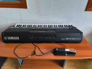 Yamaha PSR-SX600 (Como nuevo) + Pedal Sostenido