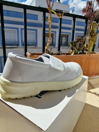 4 pares de zapatos de trabajo blancos(15€ cada par