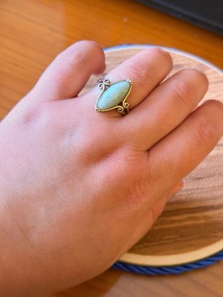 Anillo de plata con piedra verde
