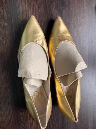 Bailarinas doradas punta fina.