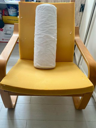 Butaca mecedora Ikea madera y tela. POÄNG
