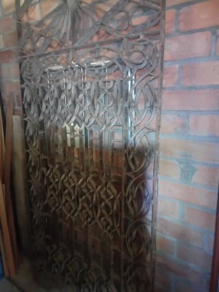 Reja antigua de hierro forjado