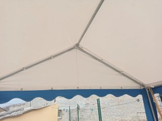 Carpa de lona en azul y blanco