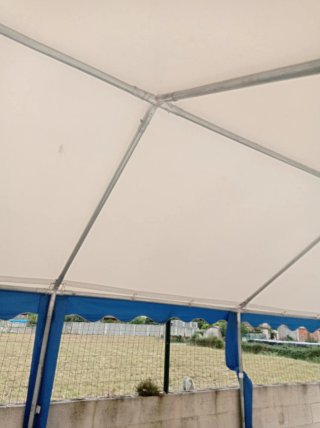 Carpa de lona en azul y blanco