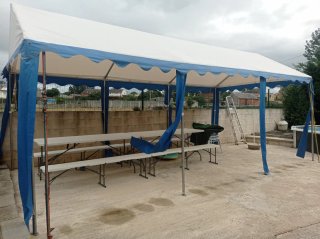 Carpa de lona en azul y blanco