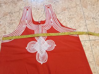 Vestido túnica roja con bordado blanco