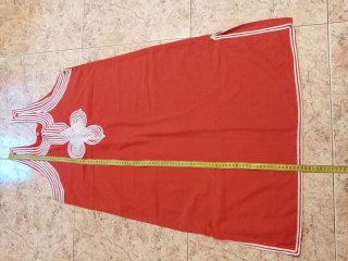 Vestido túnica roja con bordado blanco