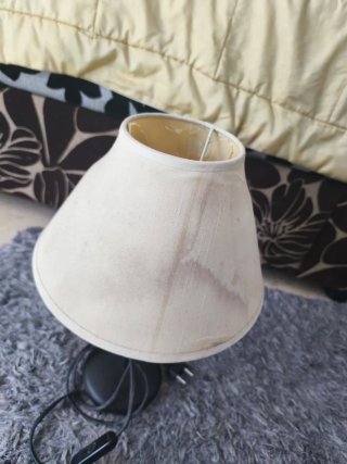 Lámpara de mesa beige y negra