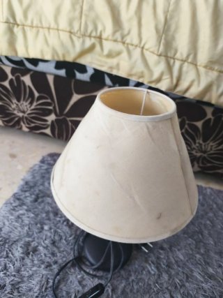 Lámpara de mesa beige y negra