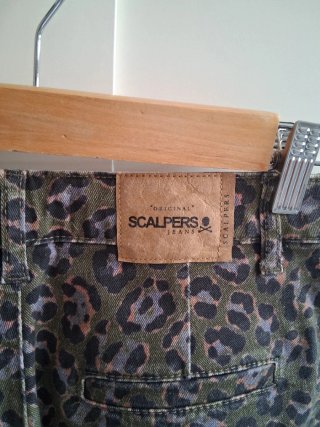 Pantalón Scalpers estampado animal print