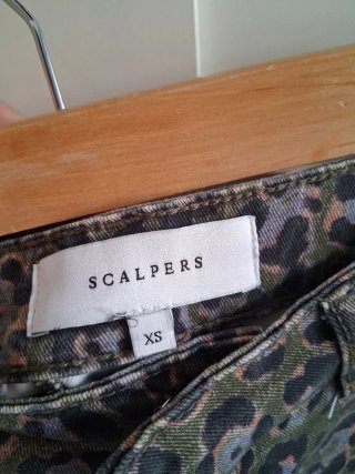 Pantalón Scalpers estampado animal print