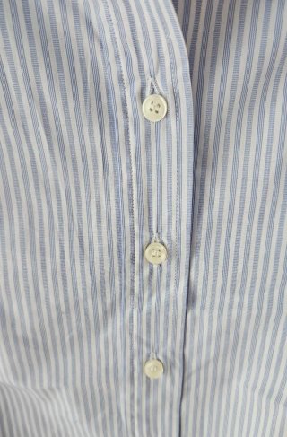 Camisa de rayas azules y blancas