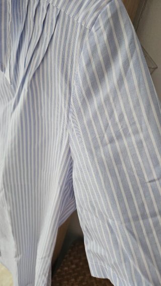 Camisa de rayas azules y blancas