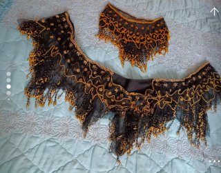 Cuello y cinturón adornado