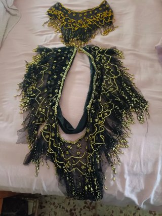 Cuello y cinturón adornado