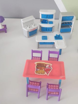 Mobili per casa delle bambole giocattolo