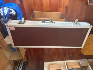 Sintetizador Yamaha DX7 con flight case