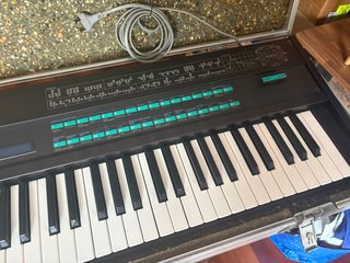 Sintetizador Yamaha DX7 con flight case