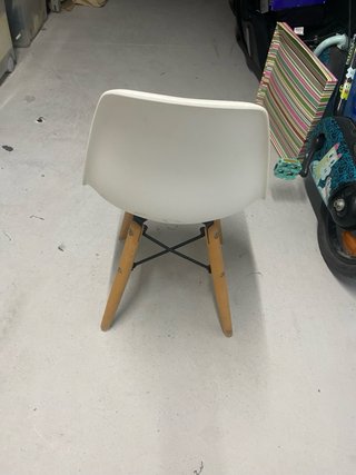 Silla de plástico blanca con patas de madera