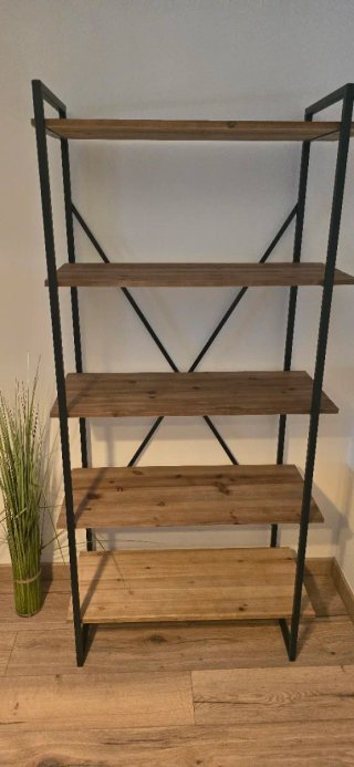 Estantería de madera y metal, estilo industrial.
