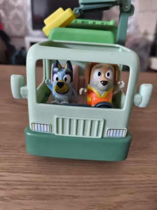 Camión de la basura Bluey con figuras