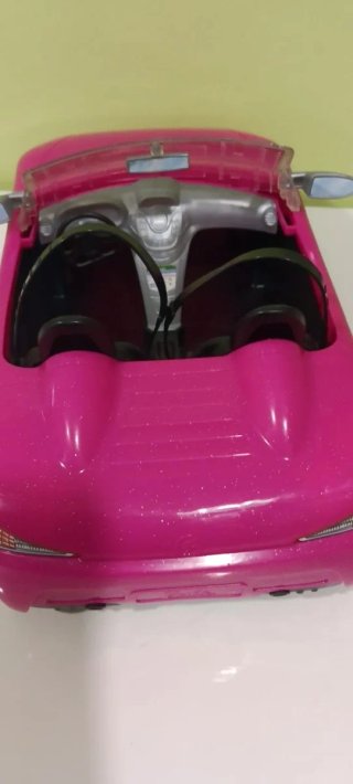 Coche Barbie más armario.