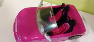 Coche Barbie más armario.