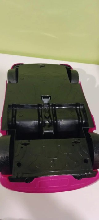 Coche Barbie más armario.